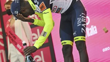 Corcho de prosseco en el ojo deja a Girmay fuera del Giro