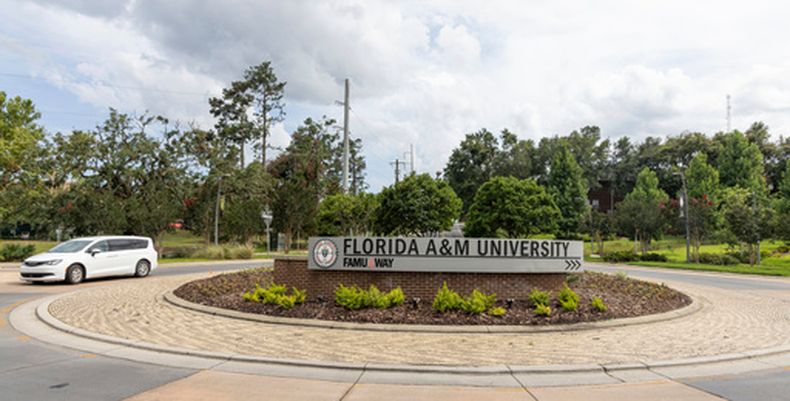 ARCHIVO - Una rotonda en la FAMU Way se ve en el campus de la Universidad Florida A&M enn Tallahassee, Florida, el jueves 6 de junio de 2024. (AP Foto/Mark Wallheiser, Archivo)