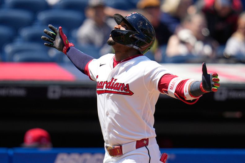 Ángel Martínez luego de batear un jonrón para los Guardianes de Cleveland ante los Angelinos de Los Ángeles, el miércoles 13 de mayo de 2026. (AP Foto/Sue Ogrocki)