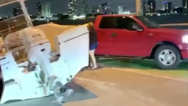 camioneta que remolcaba un bote choco contra la pared del viaducto rickenbacker en key biscayne