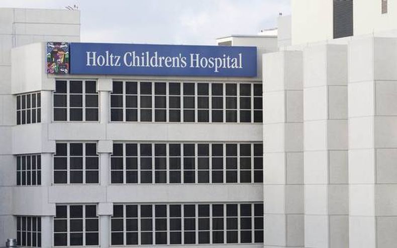 Los análisis preliminares realizados al menor de edad de origen africano ingresado de urgencia en Miami tras presentar síntomas similares a los del ébola dieron negativos, informó hoy el alcalde de Miami Beach, Philip Levine.