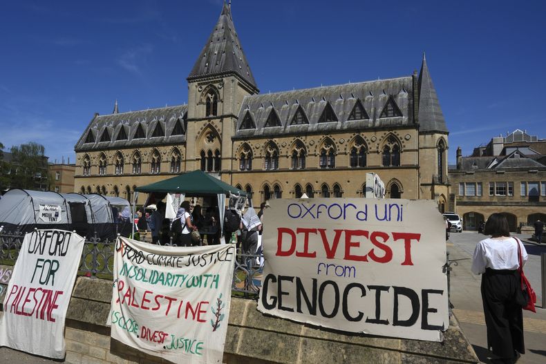 ARCHIVO - Activistas propalestinos acampan en el exterior del museo Pitt Rivers en Oxford, Inglaterra, el 9 de mayo de 2024. (AP Foto/Kin Cheung, archivo)