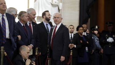 Sessions responde a críticas de Trump sobre gestión del FBI