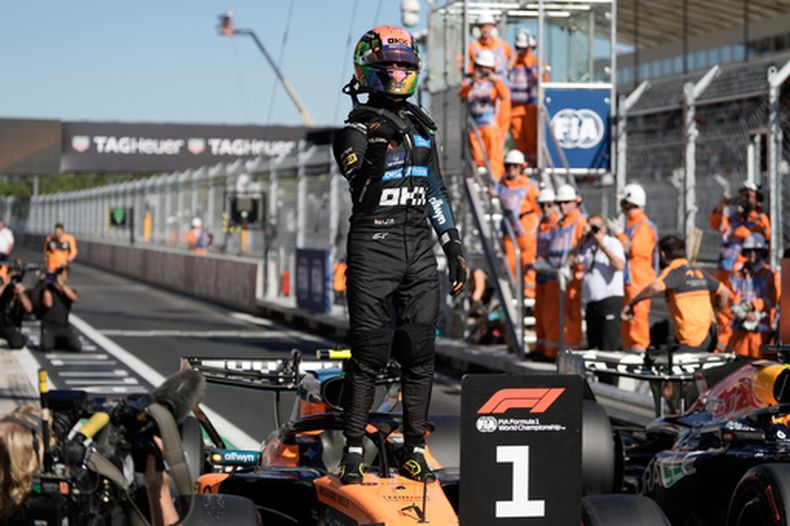 El británico Lando Norris de McLaren celebra la pole tras la calificación para el Gran Premio de España el 12 de septiembre del 2026. (AP Foto/Bernat Armangue)