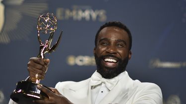 Tramell Tillman, ganador del premio al mejor actor de reparto en una serie dramática por Severance, posa en la sala de prensa durante la 77.ª edición de los Premios Emmy el domingo 14 de septiembre de 2025, en el Teatro Peacock de Los Ángeles. (Foto Richard Shotwell/Invision/AP)