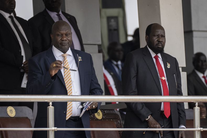 ARCHIVO - El presidente de Sudán del Sur, Salva Kiir, a la derecha, y el vicepresidente, Riek Machar, a la izquierda, asisten a una misa oficiada por el papa Francisco en el Mausoleo de John Garang Mausoleum en Yuba, Sudán del Sur, el domingo 5 de febrero de 2023. (AP Foto/Ben Curtis, Archivo)