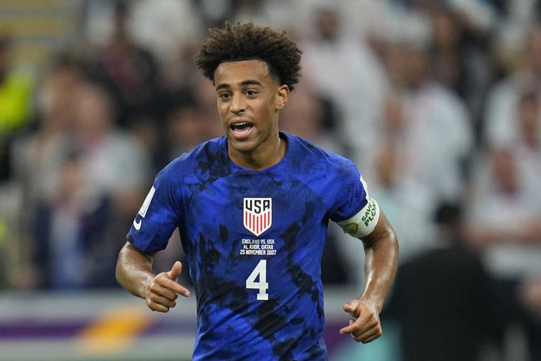 ARCHIVO - El volante estadounidense Tyler Adams durante el partido contra Inglaterra en el Mundial de Qatar, el 25 de noviembre de 2022. (AP Foto/Julio Cortez)
