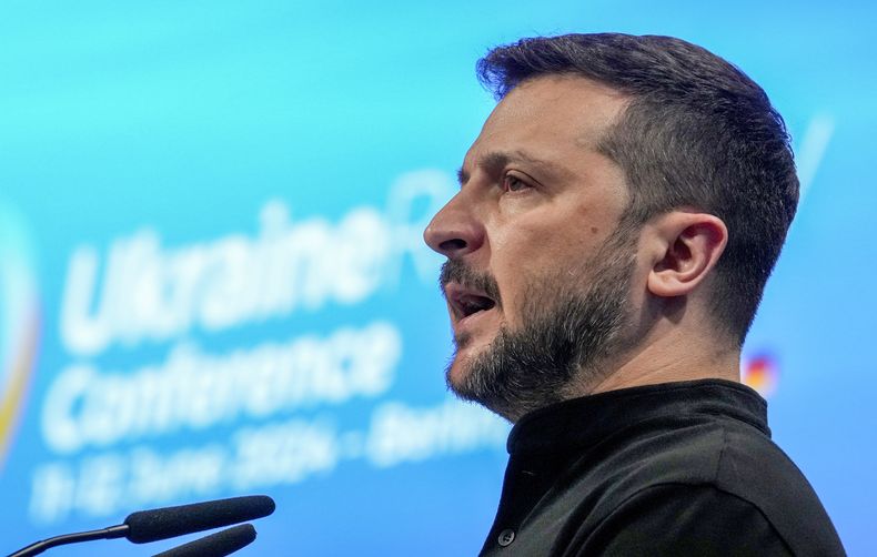 El presidente de Ucrania, Volodymyr Zelenskyy, interviene en la inauguración de una conferencia para la recuperación de Ucrania, en Berlín, Alemania, el 11 de junio de 2024. (AP Foto/Ebrahim Noroozi)