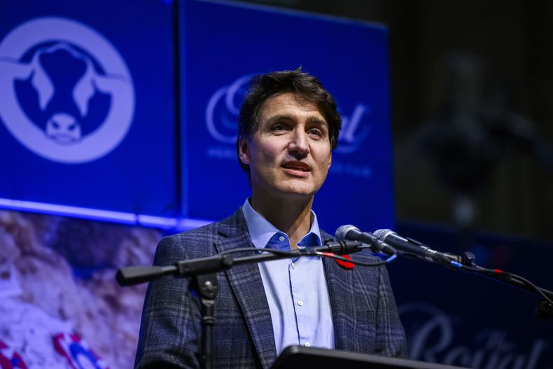 El primer ministro Justin Trudeau pronuncia un discurso en la Real Feria Agrícola de Invierno, en Toronto, el viernes 1 de noviembre de 2024. (Christopher Katsarov/The Canadian Press vía AP)
