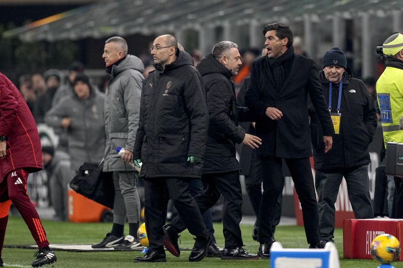 El entrenador del AC Milan, Paulo Fonseca, reacciona tras recibir una tarjeta roja durante el partido de fútbol de la Serie A entre el AC Milan y la Roma en el estadio San Siro, en Milán, Italia, el domingo 29 de diciembre de 2024. (AP Foto/Antonio Calanni)