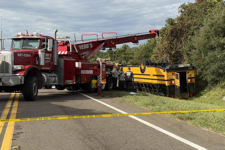En esta foto proporcionada por policía del condado Polk, el personal de emergencia responde a un accidente que involucró a un autobús escolar en Winter Haven, Florida, el lunes 5 de octubre de 2026. (Foto, policía del condado Polk vía AP)