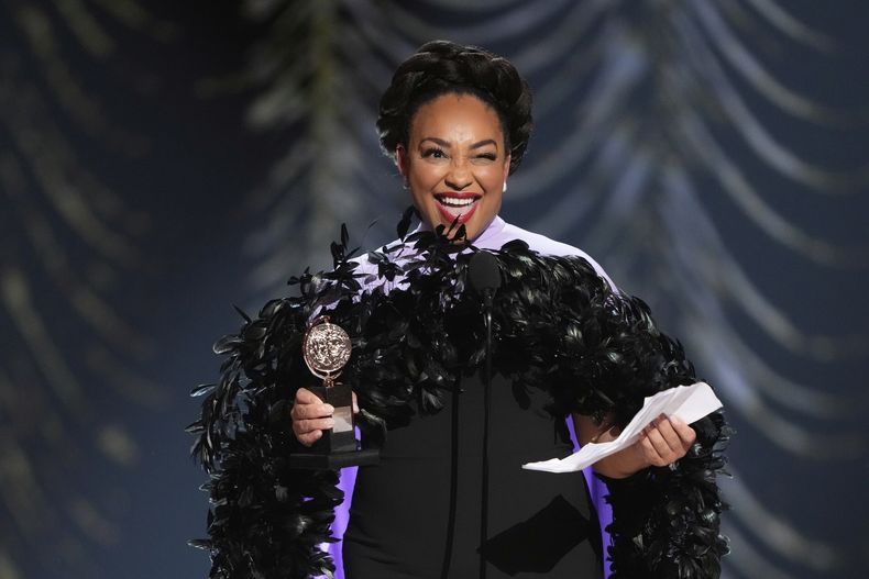 Natalie Venetia Belcon acepta el premio a la mejor actriz de reparto en un musical por Buena Vista Social Club durante los 78.os Premios Tony el domingo 8 de junio de 2025 en el Radio City Music Hall de Nueva York. (Foto Charles Sykes/Invision/AP)