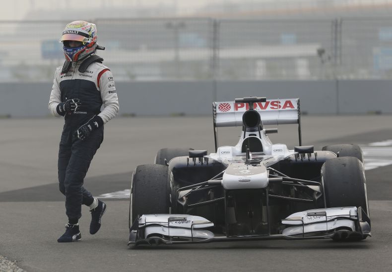 El venezolano Pastor Maldonado, de la escuder&iacute;a Williams, abandona su auto despu&eacute;s de detenerse durante la segunda sesi&oacute;n de pr&aacute;ctica para el Gran Premio de la India de F&oacute;rmula 1 en el Circuito Internacional Buddh en Noi