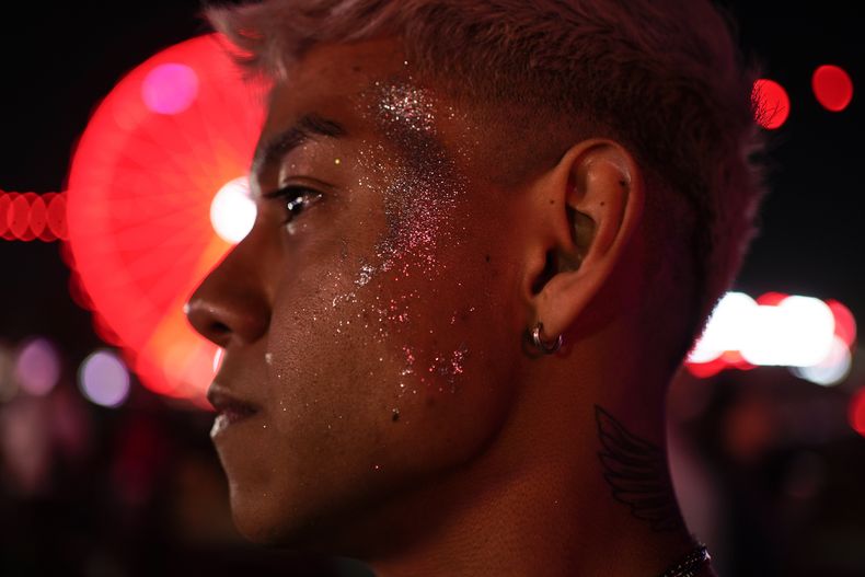 Un fan en el concierto de la cantante de origen mexicano Snow Tha Product durante su concierto en el Coca-Cola Flow Fest en la Ciudad de México el sábado 23 de noviembre de 2024. (Foto AP/Félix Márquez)