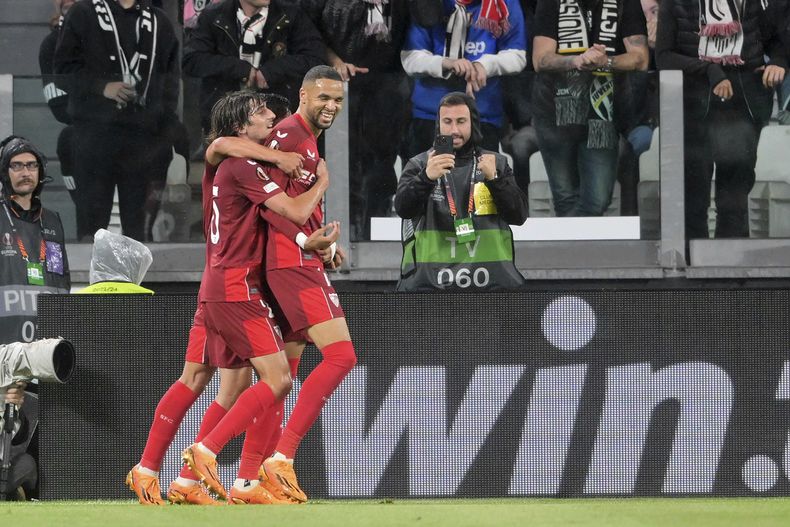Youssef En-Nesyri (derecha) del Sevilla celebra tras anotar el gol del Sevilla en el empate 1-1 contra Juventus en las semifinales de la Liga Europa, el jueves 11 de mayo de 2023, en Turín. (Tano Pecoraro/LaPresse vía AP)