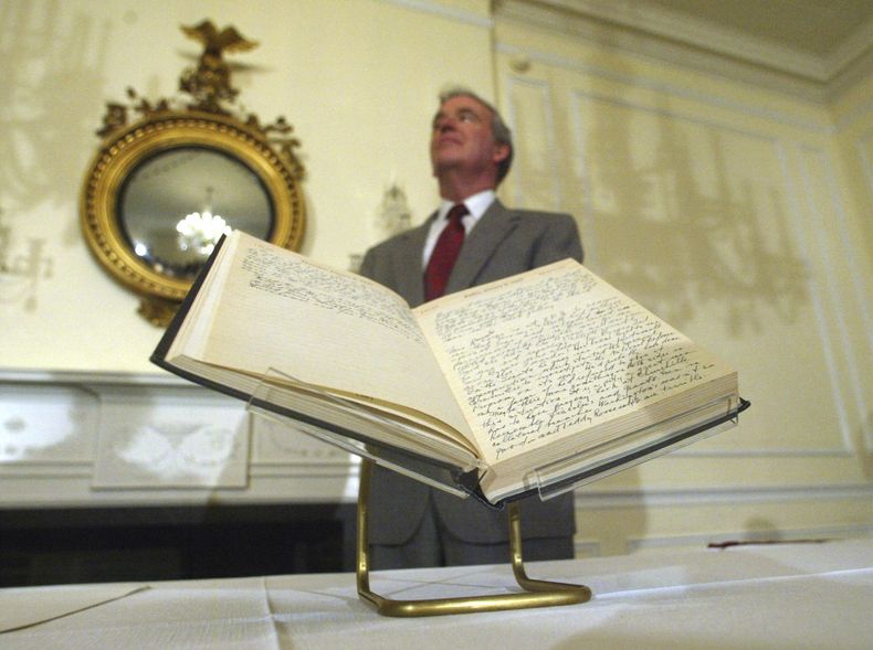 El archivista John Carlin con un diario presidencial de Harry Truman de 1947, en los Archivos Nacionales en Washington el 10 de julio de 2003 (Foto AP/Rick Bowmer)