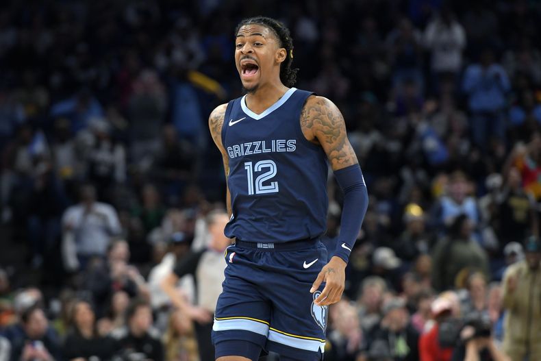 Ja Morant, de los Grizzlies de Memphis, festeja en el partido del jueves 21 de diciembre de 2023, ante los Pacers de Indiana (AP foto/Brandon Dill)