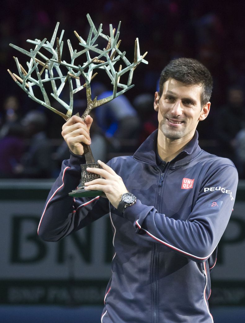 Novak Djokovic sostiene el trofeo que gan&oacute; al adjudicarse el Masters de Par&iacute;s tras vencer a Milos Raonic en la final el 2 de noviembre del 2014. (AP Photo/Michel Euler)
