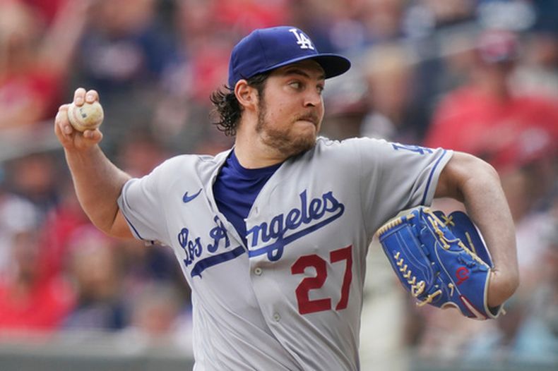 ARCHIVO - El lanzador abridor de los Dodgers de Los Ángeles, Trevor Bauer (27), lanza en la primera entrada de un partido de béisbol contra los Bravos de Atlanta, el domingo 6 de junio de 2021, en Atlanta. (Foto AP/Brynn Anderson, Archivo)