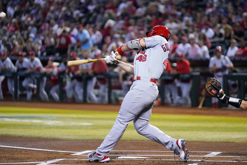 Paul Goldschmidt de los Cardenales de San Luis conecta un jonrón de dos carreras en la primera entrada ante los Diamondbacks de Arizona el lunes 24 de julio del 2023. (AP Foto/Ross D. Franklin)