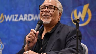 ARCHIVO - Ken Page aparece en Wizard World en Chicago el 25 de agosto de 2019. Page, un actor de teatro y cine que protagonizó junto a Beyoncé en Dreamgirls y presentó al público de Broadway el Old Deuteronomy en Cats además de hacer la voz de Oogie Boogie en cine , falleció. Tenía 70 años. (Foto Rob Grabowski/Invision/AP, archivo)