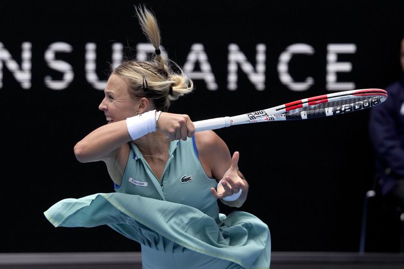 ARCHIVA - Anett Kontaveit devuelve ante Magda Linette durante el partido de la segunda ronda del Abierto de Australia, el jueves 19 de enero de 2023, en Melbourne. (AP Foto/Ng Han Guan)