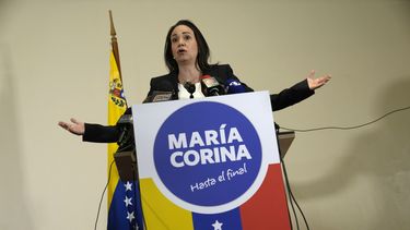 La líder opositora venezolana María Corina Machado da una conferencia de prensa a propósito de la inhabilitación para ejercer cargos públicos durante 15 años que pesa contra ella, en Caracas, Venezuela, el martes 4 de julio de 2023. (AP Foto/Ariana Cubillos)