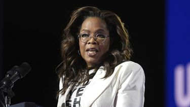 ARCHIVO - Oprah Winfrey en un mitin de campaña para la vicepresidenta y candidata presidencial demócrata Kamala Harris el 4 de noviembre de 2024 en Filadelfia. (Foto AP/Matt Rourke, archivo)