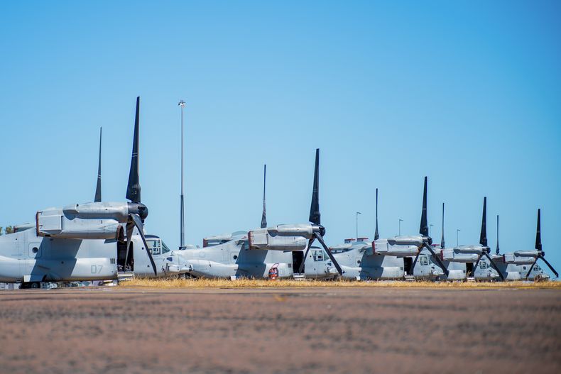 En esta fotografía difundida por el Departamento de Defensa de Australia, aviones MV-22B Osprey de rotores basculantes, pertenecientes a la Infantería de Marina de Estados Unidos, permanecen estacionados el 11 de agosto de 2023 en una base de la Real Fuerza Aérea de Australia, en Darwin, Australia. (Cabo Robert Whitmore/Departamento de Defensa de Australia vía AP)