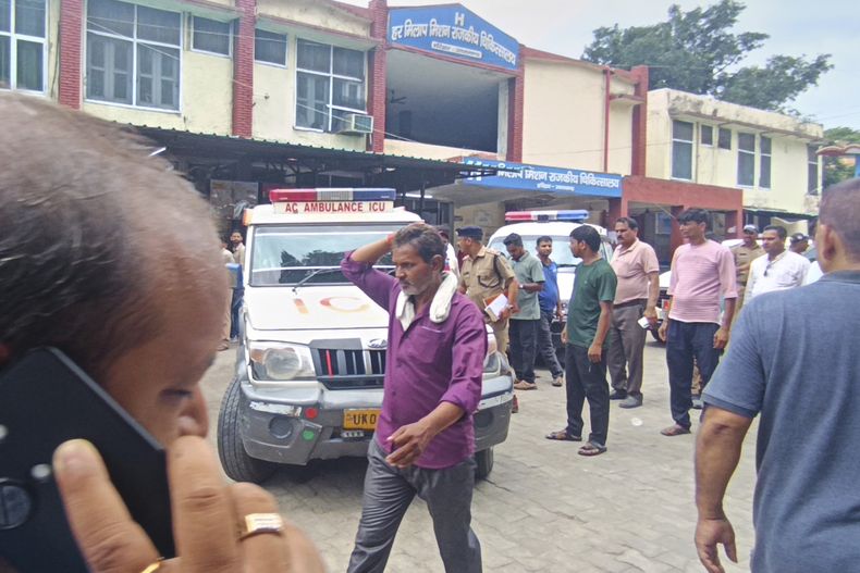 Parientes ante un hospital ante la llegada de heridos de una estampida en Haridwar, India, el domingo 27 de julio de 2025. (AP Foto)