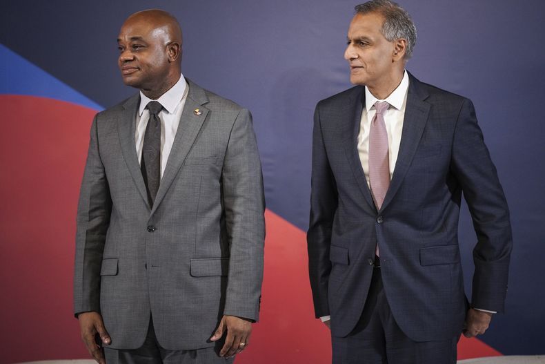 El subsecretario de Estado de Administración y Recursos de Estados Unidos, Richard R. Verma, a la derecha, y el ministro de Relaciones Exteriores de Colombia, Luis Gilberto Murillo, asisten a un evento titulado XI Diálogo de Alto Nivel, Colombia - Estados Unidos, en Bogotá, Colombia, el martes 28 de mayo de 2024. (AP Foto/Iván Valencia)