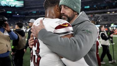 Aaron Rodgers, derecha, quarterback de los Jets de Nueva York, abraza a Jonathan Allen (93), de los Commanders de Washington, después del partido de la NFL del domingo 24 de diciembre de 2023, en East Rutherford, Nueva Jersey. (AP Foto/Adam Hunger)