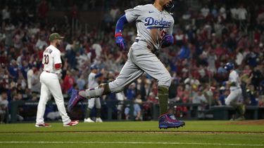 Mookie Betts, de los Dodgers de Los Ángeles, recorre las bases tras conectar un jonrón de tres carreras ante Chris Stratton, de los Cardenales de San Luis, el viernes 19 de mayo de 2023 (AP Foto/Jeff Roberson)