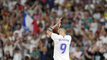 Benzema es ya el 2do goleador del Madrid, que aplasta 6-0