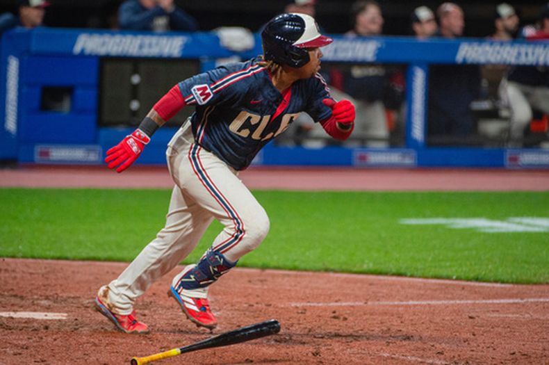 El dominicano José Ramírez, de los Guardianes de Cleveland, corre al conectar un sencillo productor el viernes 8 de mayo de 2026, ante los Mellizos de Minnesota (AP Foto/Phil Long)