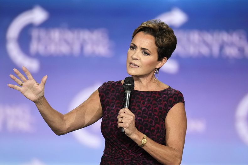 ARCHIVO - Kari Lake habla ante simpatizantes en un evento de campaña, el 4 de septiembre de 2024, en Mesa, Arizona. (AP Foto/Ross D. Franklin, Archivo)