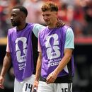 Los belgas Dodi Lukebakio y Thomas Meunier reaccionan a la derrota ante España en cuartos de final de la Copa Mundial el viernes 10 de julio del 2026. (AP Foto/Lindsey Wasson)