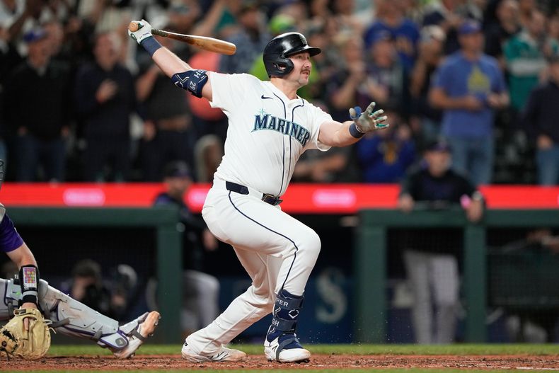 Cal Raleigh, de los Marineros de Seattle, batea su 60o jonrón de la campaña, el miércoles 24 de septiembre de 2025, ante los Rockies de Colorado (AP Foto/Ryan Sun)