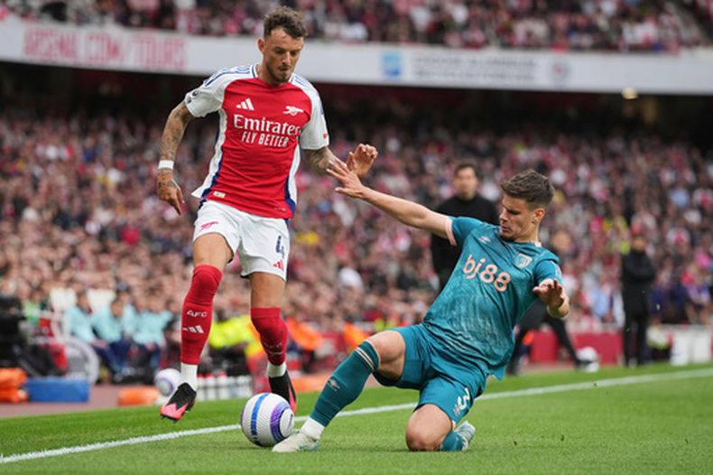 ARCHIVO - Ben White (izquierda) de Arsenal pugna por el balón con Milos Kerkez de Bournemouth en la Liga Premier, el 3 de mayo de 2025, en Londres. (AP Foto/Kin Cheung, File)