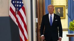 El presidente Joe Biden llega para hablar en el Cross Hall de la Casa Blanca, el lunes 1 de julio de 2024, en Washington. (AP Foto/Jacquelyn Martin)