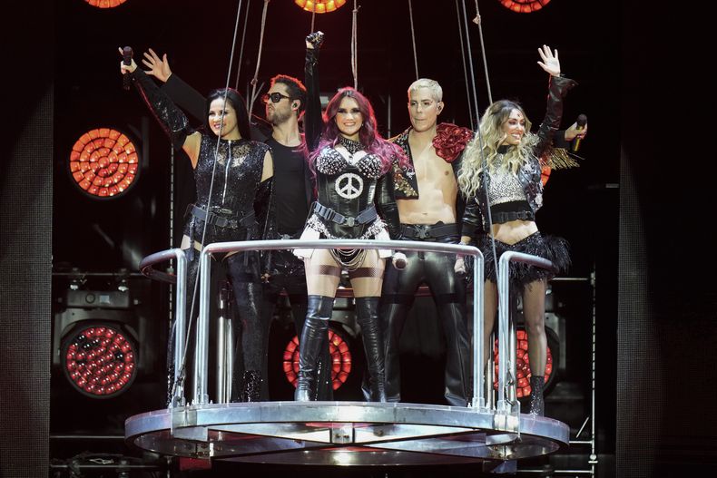 La banda mexicana pop RBD durante su concierto en el Foro Sol de la Ciudad de México el jueves 30 de noviembre de 2023. (Foto AP/Eduardo Verdugo)