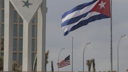 Banderas de Cuba y Estados Unidos ondean fuera de la embajada estadounidense en La Habana, Cuba, el martes 14 de enero de 2025. (AP Foto/Ariel Ley)