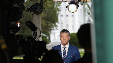 El secretario de Defensa, Pete Hegseth, se prepara para dar una entrevista televisiva frente a la Casa Blanca el jueves 7 de agosto de 2025 en Washington. (AP Foto/Mark Schiefelbein)