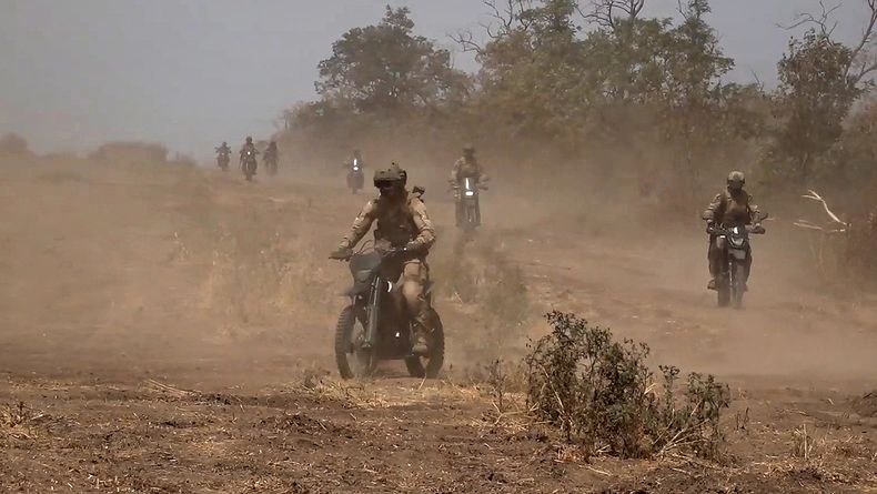 Foto tomada de video difundido por el Servicio de Prensa del Ministerio de Defensa de Rusia, el 12 de agosto de 2024, que muestra a fuerzas rusas en motocicletas avanzando hacia posiciones ucranianas en un lugar no divulgado. (Servicio de Prensa del Ministerio de Defensa de Rusia via AP)