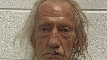 Esta imagen de una ficha policial proporcionada por la policía del condado Will en Joliet, Illinois, muestra a Joseph M. Czuba. Czuba fue acusado de crimen de odio y otros cargos por matar a puñaladas a un niño pequeño y herir de gravedad a una mujer porque eran musulmanes, en un ataque asociado a la guerra en Oriente Medio entre Israel y Hamas. (Policía del condado Will via AP)
