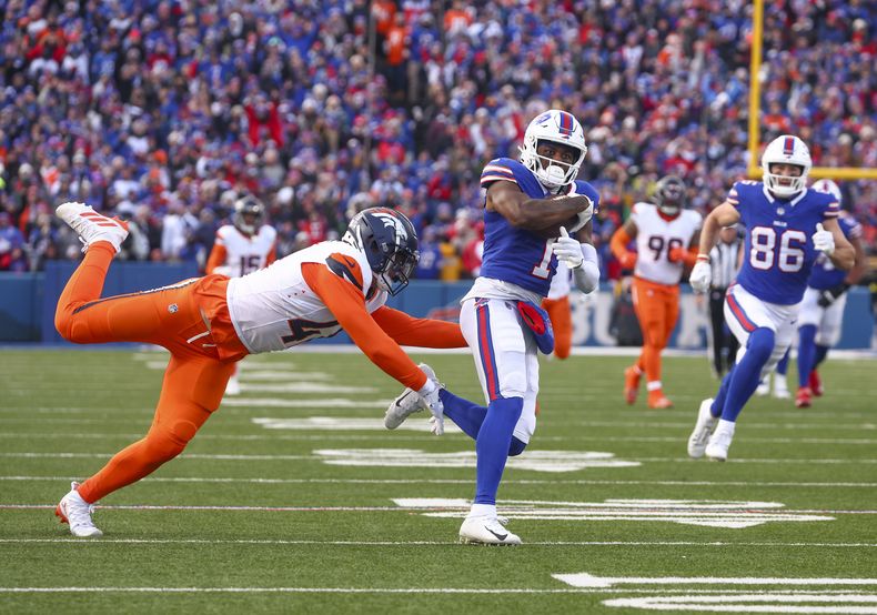 Curtis Samuel (1), wide receiver de Bills de Buffalo, lleva el balón en una recepción de anotación en contra de los Broncos de Denver durante el cuarto periodo del partido de playoffs de la NFL en la ronda de comidines de la AFC, el domingo 12 de enero de 2025, en Orchard Park, Nueva York. (AP Foto/Jeffrey T. Barnes)