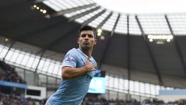 americateve | El argentino Sergio Ag&uuml;ero festeja un gol del Manchester City frente al Arsenal durante el partido del s&aacute;bado 14 de diciembre de 2013. El "Kun" Ag&uuml;ero podr&iacute;a perderse ocho semanas de actividad, por una lesi&oacute;n de pa