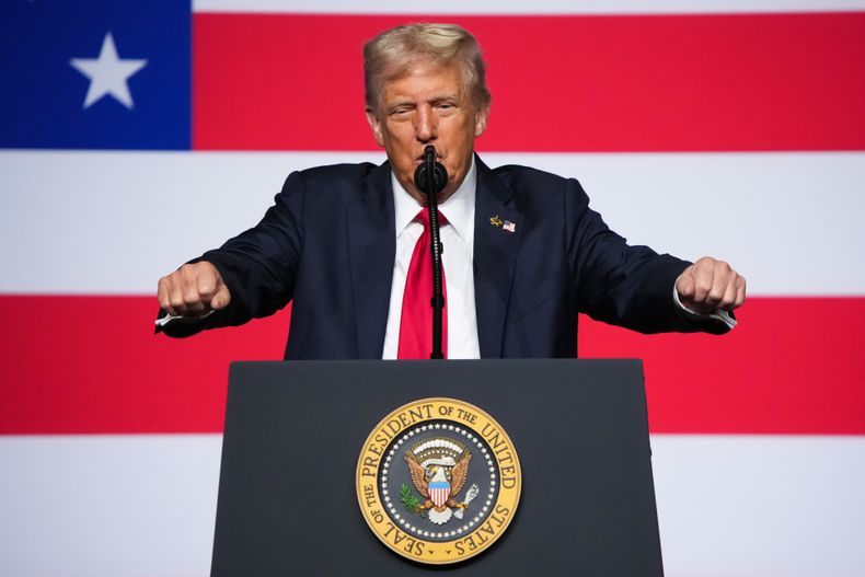 El presidente estadounidense Donald Trump se dirige a un grupo de altos comandantes militares de Estados Unidos en la Base del Cuerpo de Marines de Quantico, el martes 30 de septiembre de 2025, en Quantico, Virginia. (Andrew Harnik/Pool vía AP)