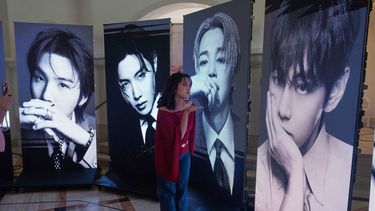 Una seguidora del grupo surcoreano BTS posa para una foto dentro de una tienda de artículos relacionados con la banda, recién inaugurada, antes de su concierto en Lima, Perú, el martes 6 de octubre de 2026. (Foto AP/Martín Mejía)