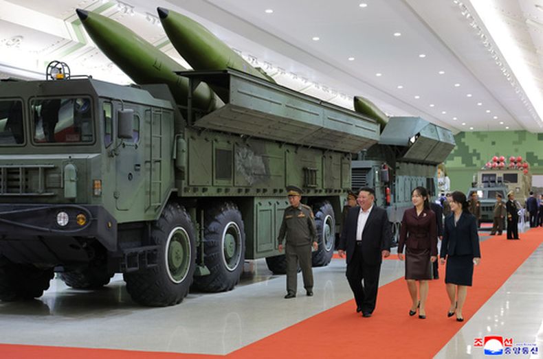 En esta imagen, proporcionada por el gobierno de Corea del Norte, su líder, Kim Jong Un (delante, izquierda), su esposa y su hija, visitan un nuevo museo de defensa, el Museo Nacional de Defensa de la Revolución, en una ubicación no revelada en Corea del Norte, el 11 de octubre de 2026. Periodistas independientes no tuvieron acceso a la cobertura del evento mostrado en esta imagen distribuida por el gobierno norcoreano. El contenido de la imagen está tal y como se proporcionó y no pudo verificarse de forma independiente. La marca de agua, en coreano, en la imagen fue incluida por la fuente y dice ACNC, la abreviatura de la Agencia Central de Noticias de Corea. (Agencia Central de Noticias de Corea/Korea News Service vía AP)
